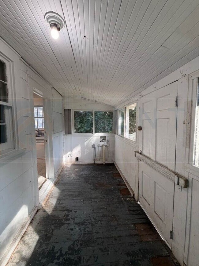 Building Photo - 3 Bedroom Home Available in Columbia