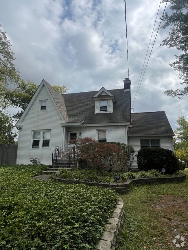 Building Photo - 3 Bd / 1.5 Bth Doylestown Home - Central B...