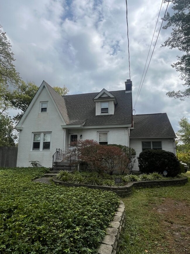 Primary Photo - 3 Bd / 1.5 Bth Doylestown Home - Central B...