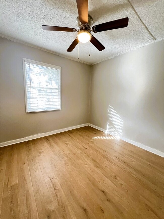 Building Photo - Renovated 2 Bedroom Jacksonville Heights D...