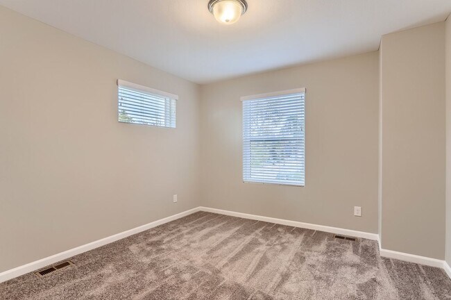 Building Photo - Modern 5 Bedroom Home for Rent!