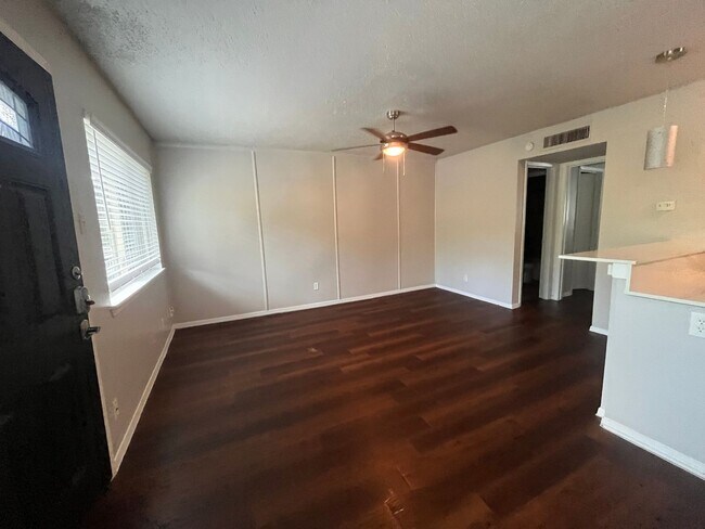 Building Photo - 1bed/1bath Condo in Travis Heights