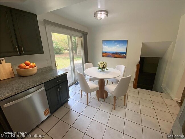 Building Photo - 5715 Sunnycrest Dr