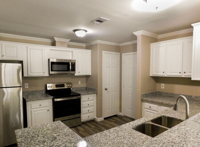 Building Photo - 155 Varsity Dr