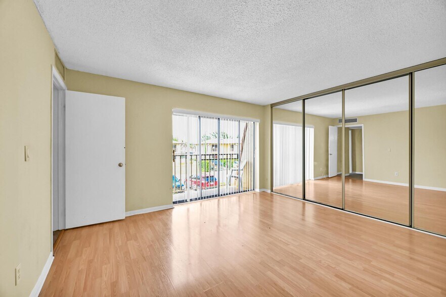 Primary room - 1458 N Lawnwood Cir