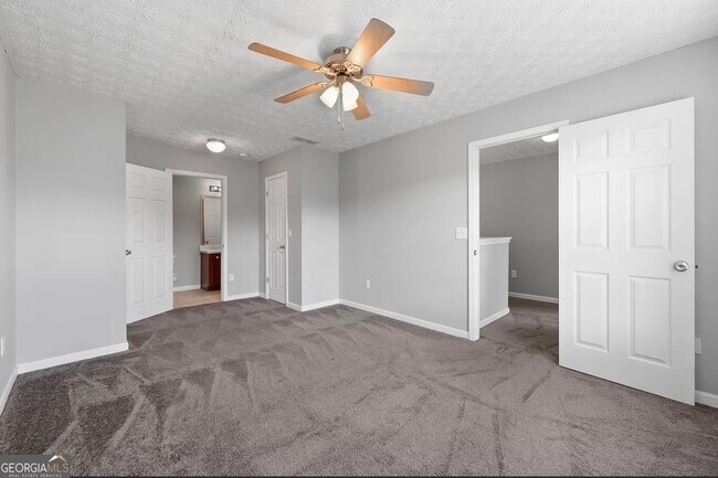 Building Photo - 3040 Village Run Dr