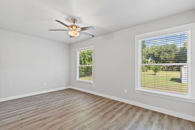 Building Photo - Charming in Cleburne!