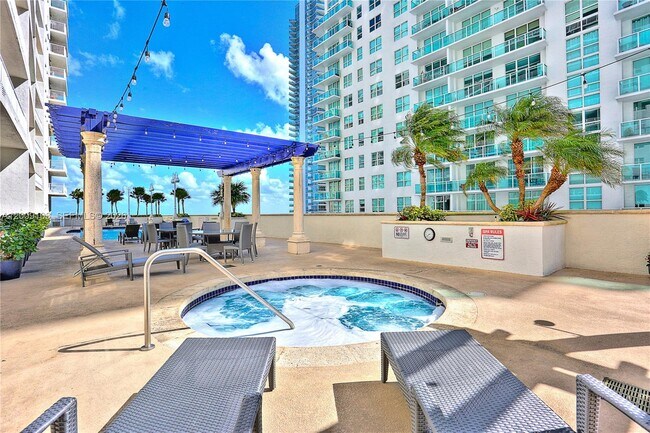 Building Photo - 1200 Brickell Bay Dr