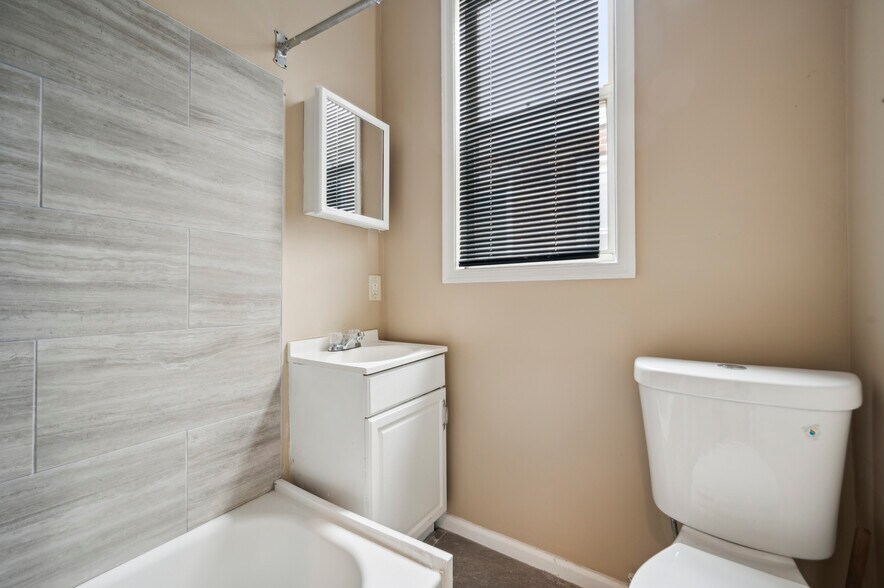 Building Photo - 5122 N Hutchinson St