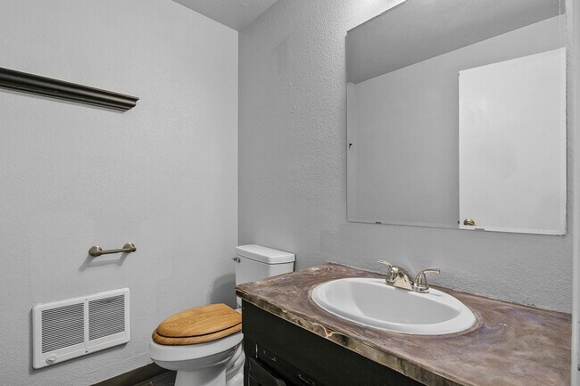 Building Photo - 2bed, 1.5 bath Duplex with Garage & Fenced Yard!