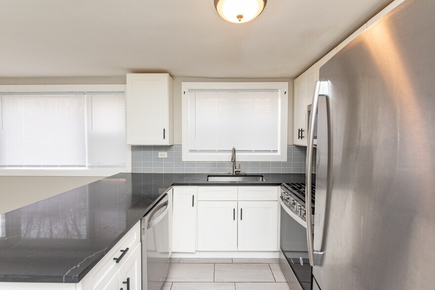 Building Photo - 3058 N Kostner Ave