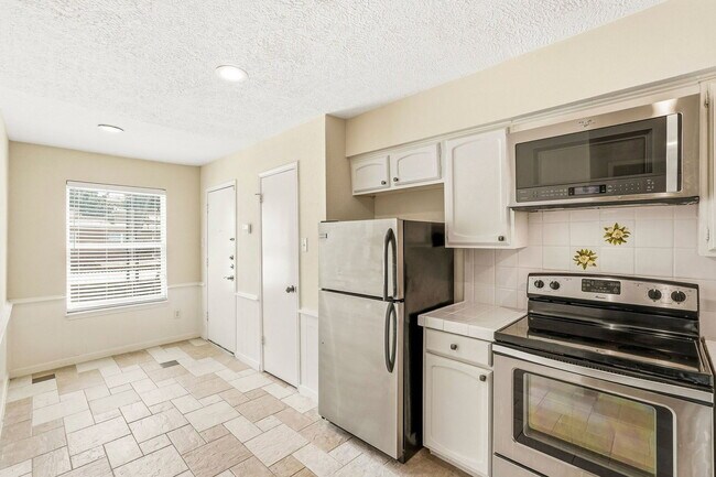 Building Photo - 496 N Post Oak Ln