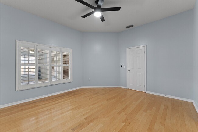 Building Photo - Absolutely stunning executive (LARGE) 3 BR / 2 BA / 2 Car Garage home in the highly sought after ...