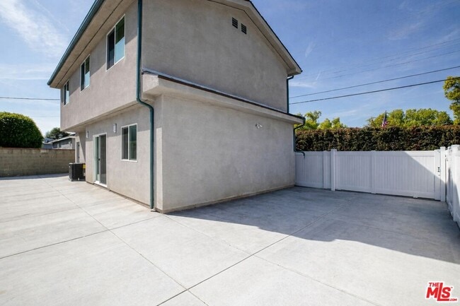 Building Photo - 6817 Bertrand Ave