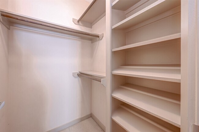 Building Photo - 5315 Lillian St