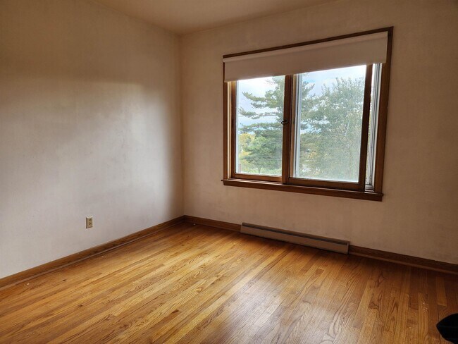 Building Photo - 822 W Pleasant St