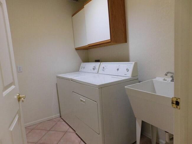 Building Photo - Spacious in Shadowbrook Sub-division