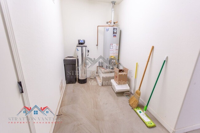 Building Photo - 959 W Zion Pl