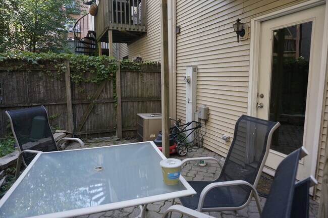 Building Photo - 420 W Blackhawk St