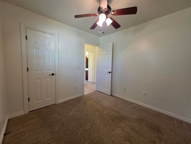 Building Photo - 3 bed, 2 bath home in Shawnee!