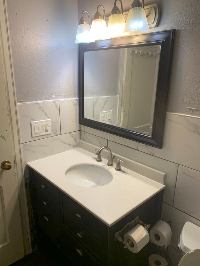 Building Photo - Charming 2-Bed with Bonus Space & Private ...