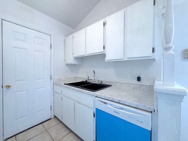 Building Photo - Northeast El Paso 2 bed/2 bath