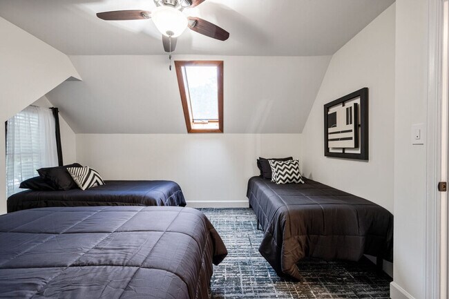 Building Photo - 29 Dean Rd SE