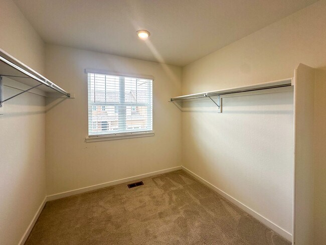 Building Photo - Luxurious 3bd home in Dove Village