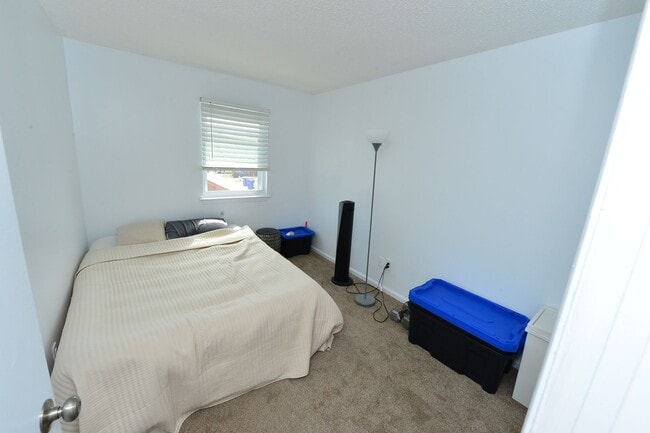 Building Photo - Renovated end unit!