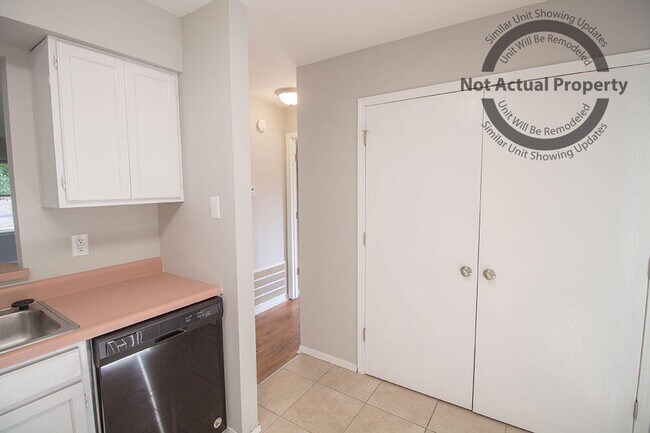 Building Photo - 4620 W Bainbridge Dr