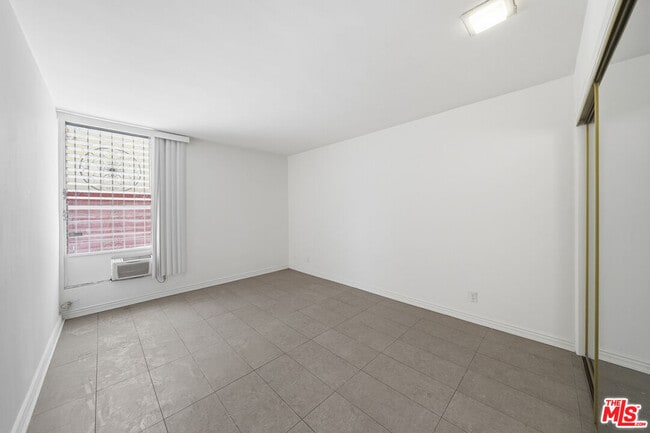 Building Photo - 425 S Kenmore Ave