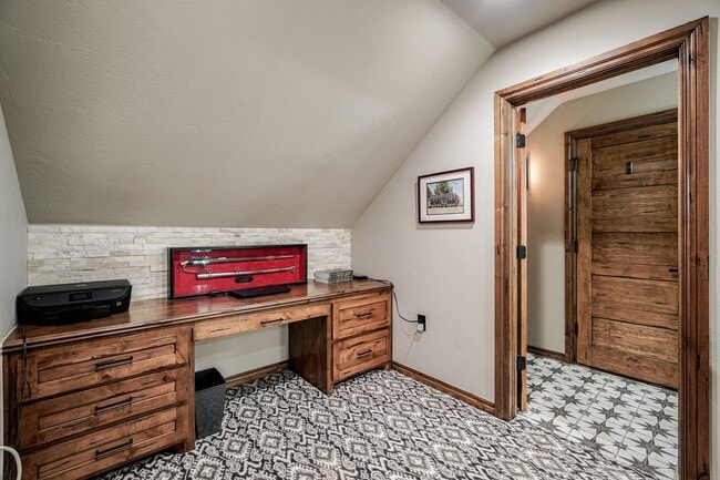 Building Photo - 4009 NE Realtree Dr