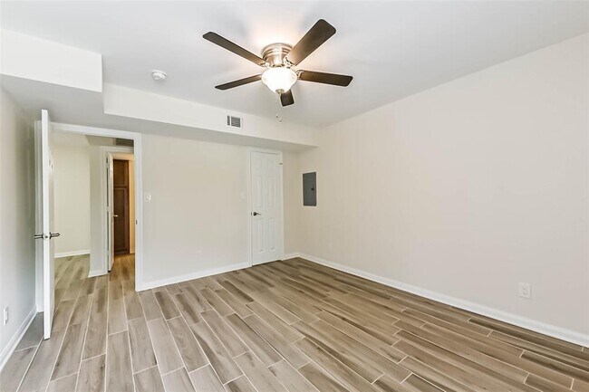 Building Photo - 1860 White Oak Dr
