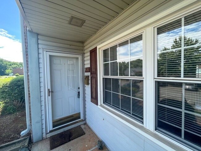 Building Photo - Adorable 2 bedroom, 2 1/2 bathroom townhom...