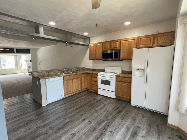 Building Photo - 6032 Park Ridge Rd