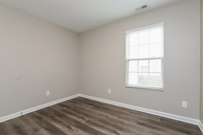 Building Photo - 3020 Hayling Dr