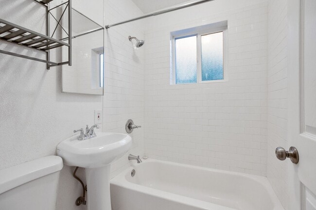 Building Photo - Great townhome near downtown Spokane