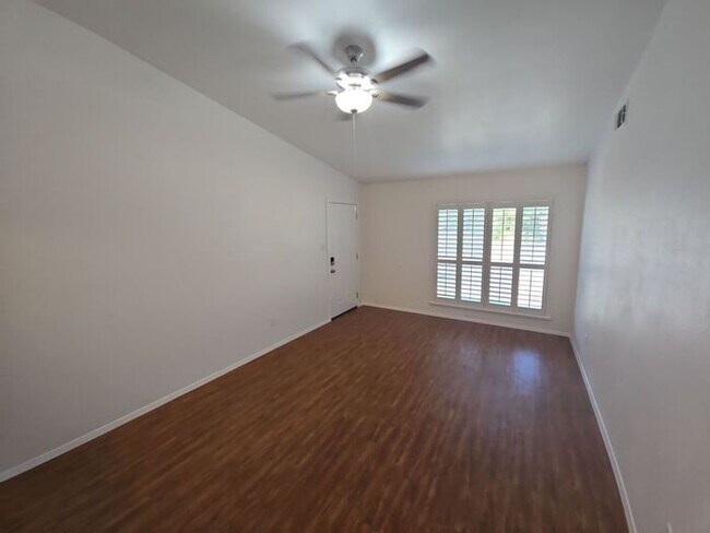 Building Photo - **Bright 2 Bed / 1 Bath Duplex with Off-St...