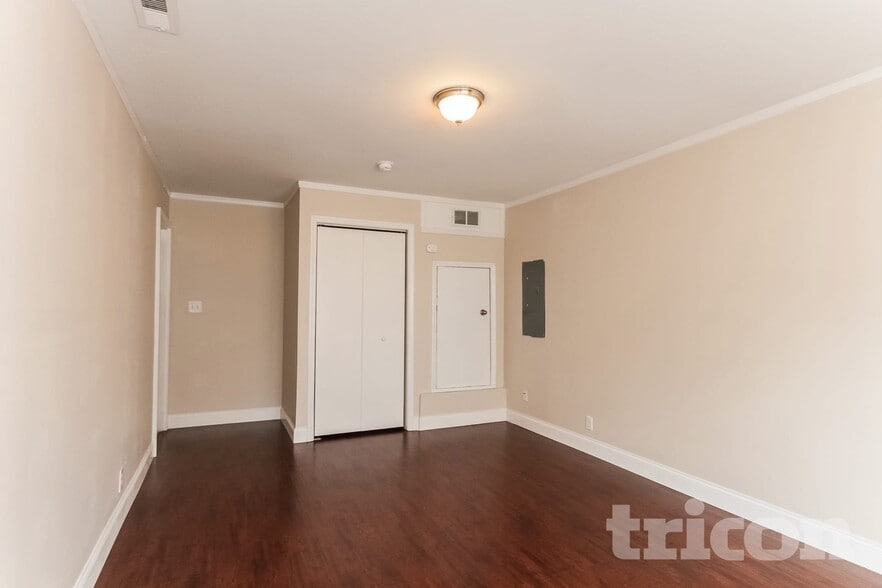 Building Photo - 10417 Hugue Way