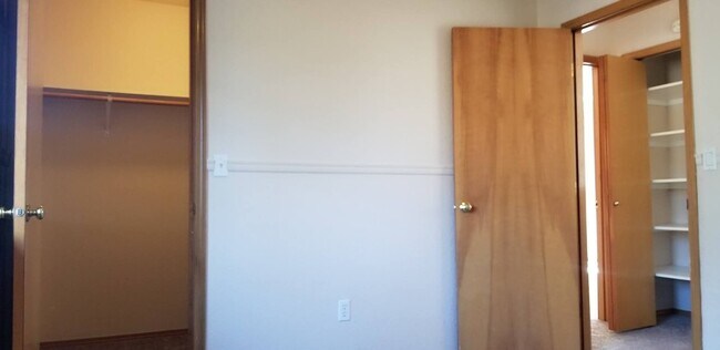 Building Photo - Refreshed and Move in ready 04/20/2026 - 4 bedrooms in Lacey - North Thurston School district.