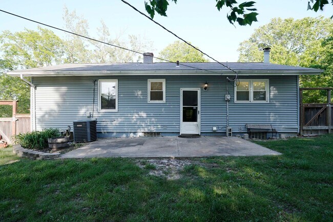 Building Photo - AVAILABLE NOW - Fully Updated 4 Bed / 2 Bath in Gladstone – Open Floor Plan + Large Fenced Yard!