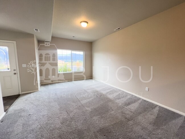 Building Photo - Spring Creek Townhome