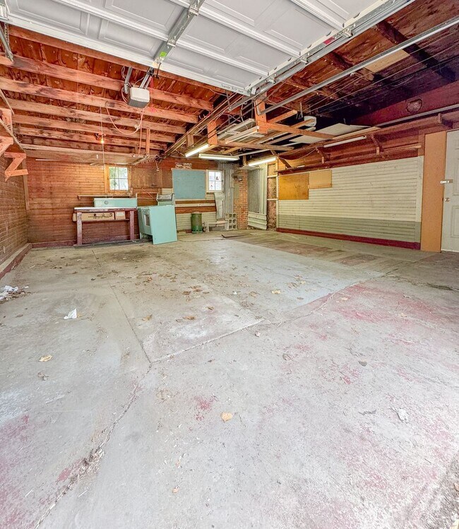 Building Photo - 2 BED/ 2 BATH SINGLE FAMILY HOME