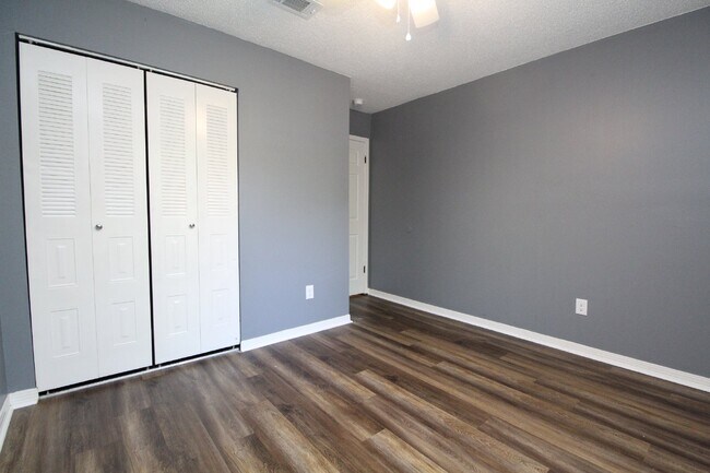 Building Photo - Updated 2BD/2BA Apartment in North Pensaco...