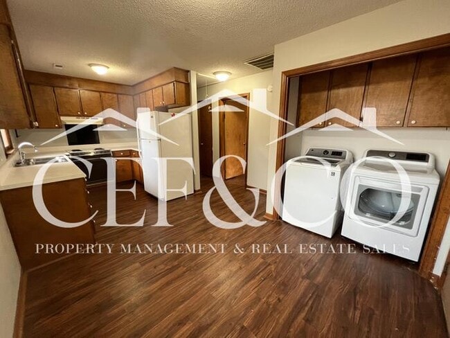 Building Photo - Spacious 2 bedroom now available in Spartanburg!