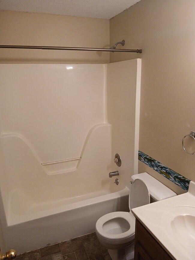 Building Photo - 3 bedrooms, 2.5 bathrooms, 2 car garage, with bonus flex room!