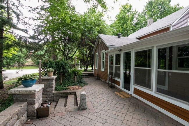 Building Photo - QUAINT COTTAGE IN THE CENTER OF IT ALL!