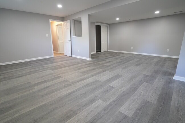Building Photo - 1501 N Freund Ave