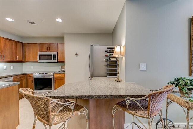 Building Photo - 411 W 7th St