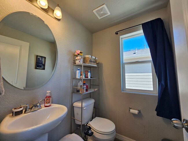 Building Photo - Spacious 3 Bed 3 bath house in 80916!